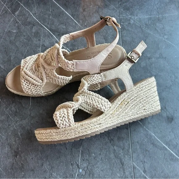 Naturalizer Cream Sandals with Woven Design - Picture 3 of 8